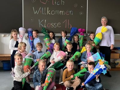 Einschulung Klassenfoto 1b Rolls 2024.jpeg